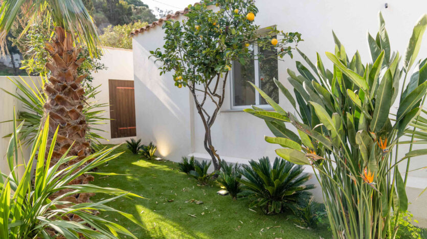 Villa with garden for rent