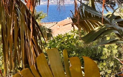 Appartement 84 m2, situé en centre-ville, à 100 m de la plage.