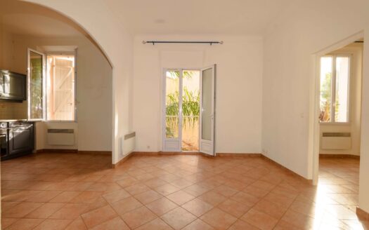 Appartement 84 m2, situé en centre-ville, à 100 m de la plage.