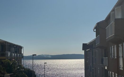 Appartement 84 m2, situé en centre-ville, à 100 m de la plage.