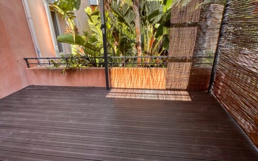 Appartement + Terrasse, situé en centre-ville, à 100 m de la plage