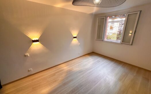 Appartement + Terrasse, situé en centre-ville, à 100 m de la plage